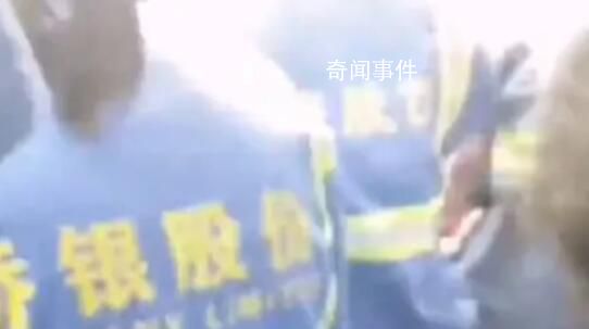 “你再給我頂一句,立馬讓你走”
