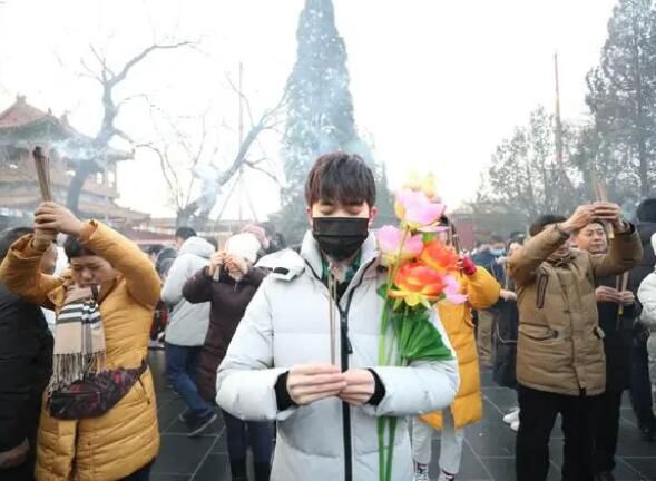 媒體評年輕人不上課不上進只上香 將人生轉機寄托于超自然力量