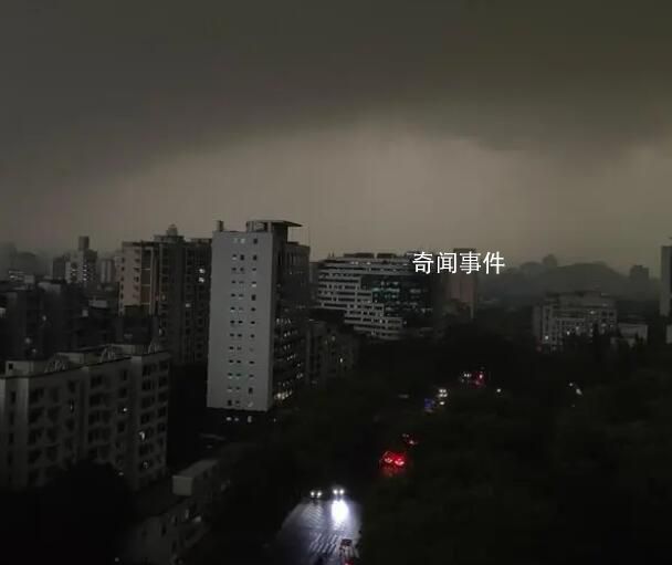 福州開啟一鍵天黑模式 雷電冰雹預(yù)警連發(fā)