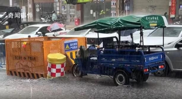 深圳暴雨:商場秒變“水簾洞” 