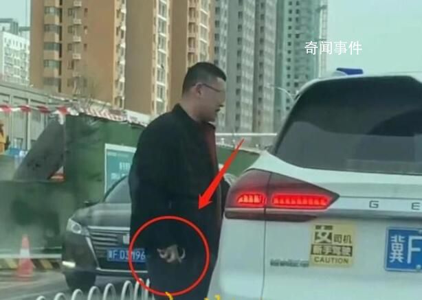 男子掏手銬威脅他人?警方調查