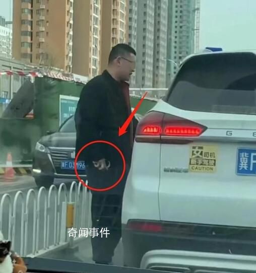 掏手銬威脅他人男子非公安人員 警方已介入