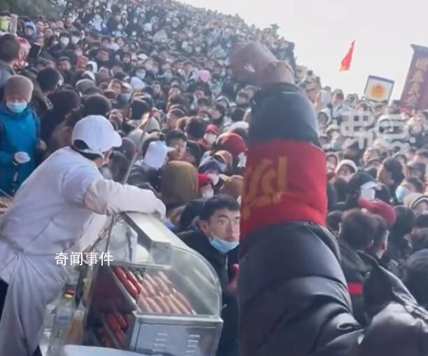 泰山游客爆滿 山腳堵到山頂