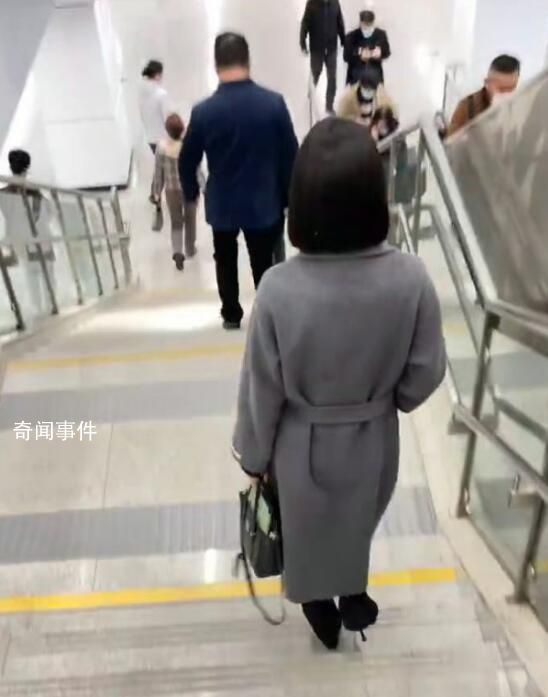 青島二號線偶遇文東恩了 甚至走路的氣質都像
