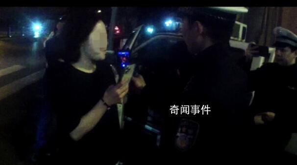 男子醉酒后坐女子腿上駕車 涉嫌危險駕駛已被警方刑事立案