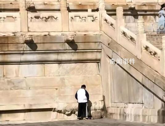 男子疑在故宮太和殿外隨地小便 引起熱議