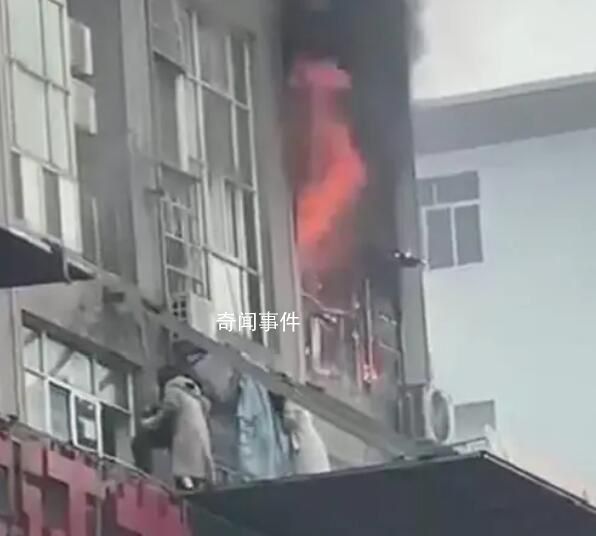 長沙一大樓起火 多人爬窗逃生