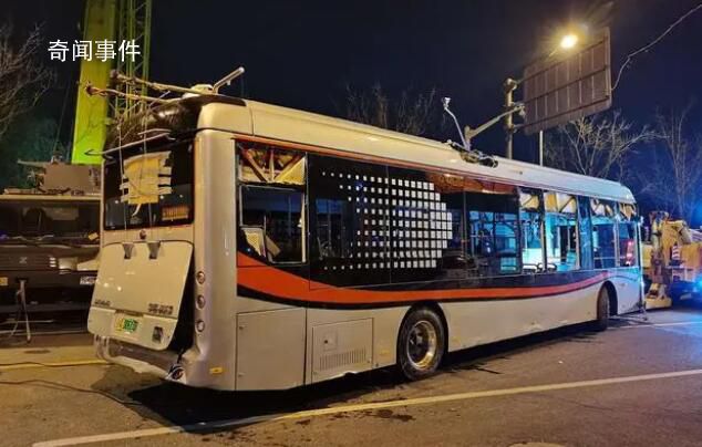 上海墜河公交被打撈上岸 車體變形