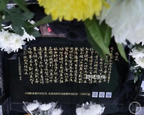 小伙給父親墓碑貼二維碼 掃碼可回看人生