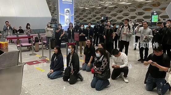 深圳暴雨致航班取消 旅客跪求起飛