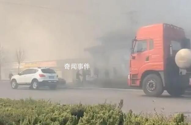 冷庫火災逝者家屬:施工時有難聞氣味