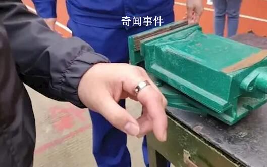 小伙戒指卡手遇130名消防員演訓(xùn) 碰上了一次超級待遇