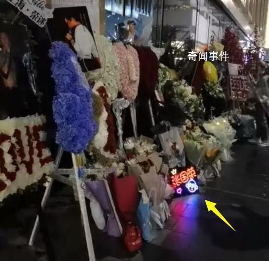 粉絲在文華酒店前悼念張國榮 全國各地歌迷凌晨布置