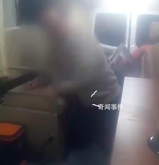 男子酒駕被查狂扇自己耳光 交警對其進(jìn)行了批評教育