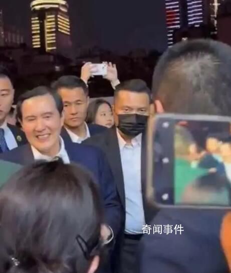 馬英九打卡長沙夜市 與老鄉熱情互動