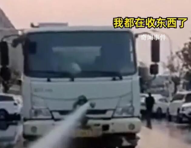 長沙灑水車噴水驅趕商販?城管回應
