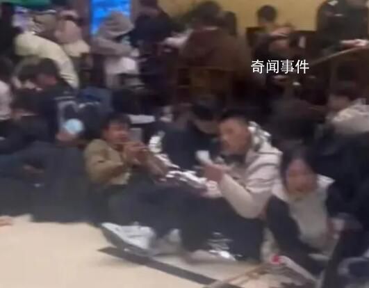 黃山山頂酒店大堂擠滿過夜游客 黃山窮游之睡賓館大堂