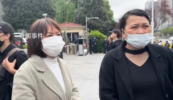 姐弟墜亡案:有市民在高院門口蹲判決