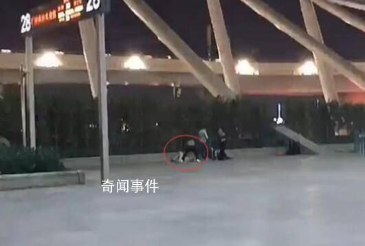 男子在廣州南站強行按倒擊打女子 這一幕被乘客記錄下來