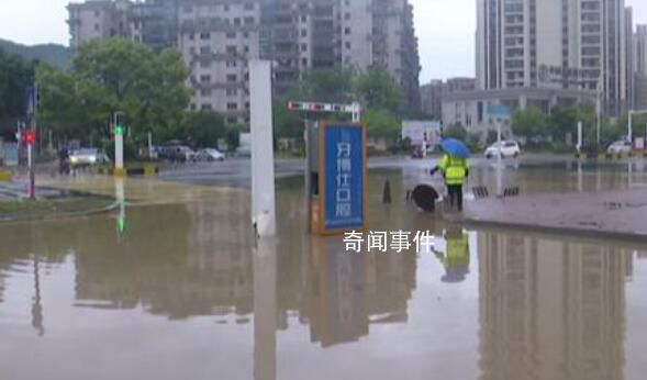 廣東韶關暴雨:車輛涉水如行船