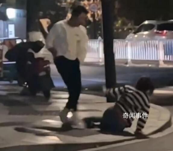 男子將妻子踢得連滾帶爬 路人怒斥