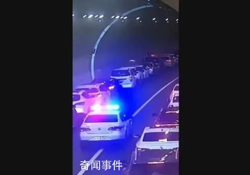 隧道內百余輛車45度讓出救援通道 百余輛私家車紛紛向兩側偏轉