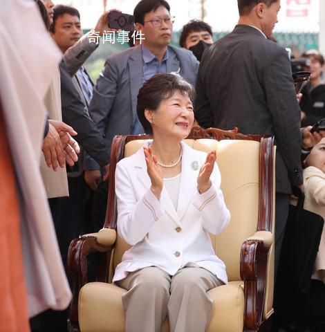 樸槿惠時(shí)隔1年露面發(fā)型精致 首次在當(dāng)?shù)毓_露面