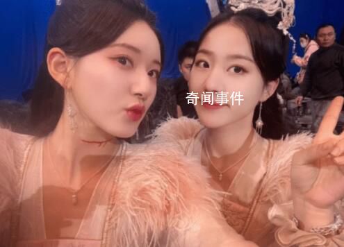 趙露思與替身合照 照片中兩人親密地摟著肩膀