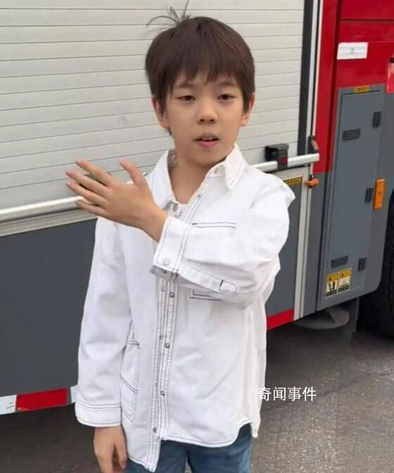 嗯哼近照疑腺樣體面容引網友擔心 動作和表情還有些呆滯