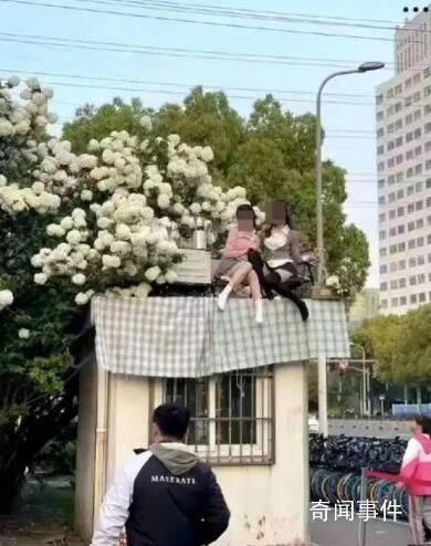 女生為拍網紅照爬到核酸屋頂 為了拍照這也太拼了吧