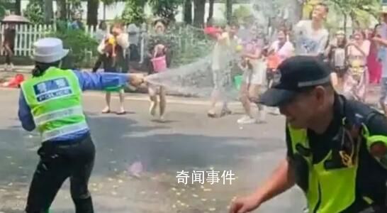 云南潑水節 群眾熱情“洗警”
