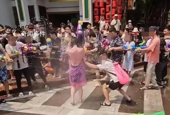 “潑水節被撕扯雨衣”女生:很崩潰