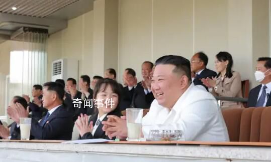 金正恩攜女兒觀看體育比賽 爺倆笑容燦爛