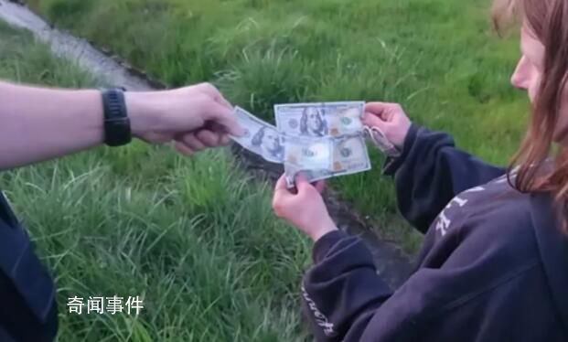 男子馬路上狂撒137萬現金 作為對路上行人的祝福