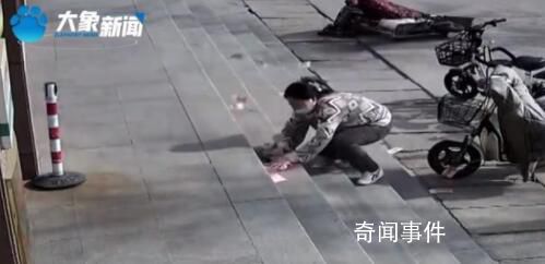 女子現金被風吹跑眾人80秒撿回6000 引發廣泛關注