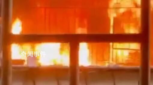 福州2人被防護欄困在火場身亡 明火從房內(nèi)猛烈燃燒