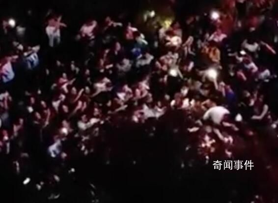 學生半夜聚集大喊“渣男” 高校回應