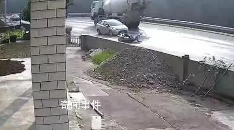 女子騎車遇沉降路段摔倒遭碾壓身亡 被認定擔主責引發爭議