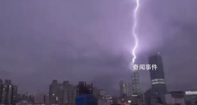 臺北101大樓遭雷擊瞬間曝光 紫光瞬間照亮整個城市