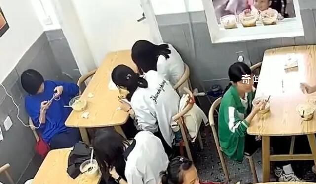 男童隔窗將飯店剩湯潑顧客全身 引起廣泛關注