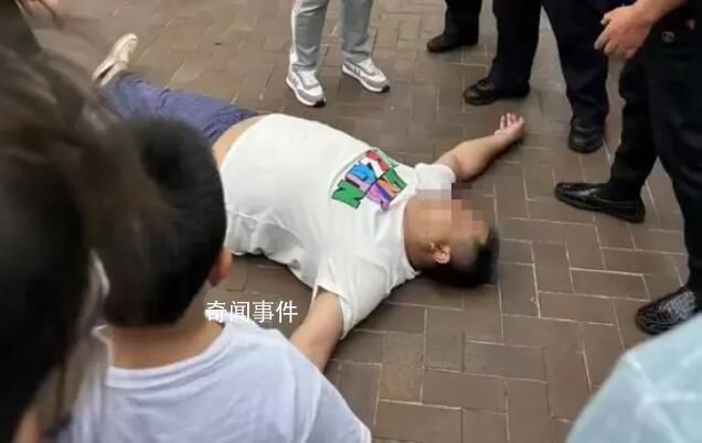男子在迪士尼抽煙后逼哭工作人員 男子正在派出所接受進(jìn)一步的調(diào)查