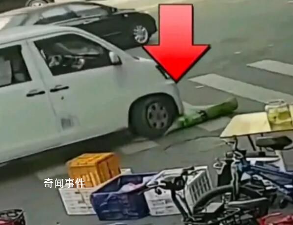 孩子躲袋子里玩誤被司機碾壓 實在是太可怕了