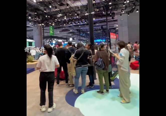 寶馬MINI展臺改發鑰匙扣 多人排隊