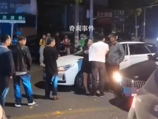 女子酒后當(dāng)街撕扯男子上衣 已轉(zhuǎn)交警處理