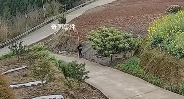 女子乘奔馳下鄉順走一只鴨子 因涉嫌盜竊已被警方依法處理
