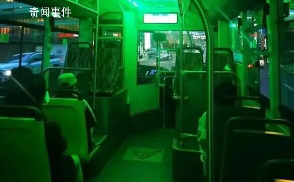 上海回應公交車深夜冒綠光 看起來確實有點害怕