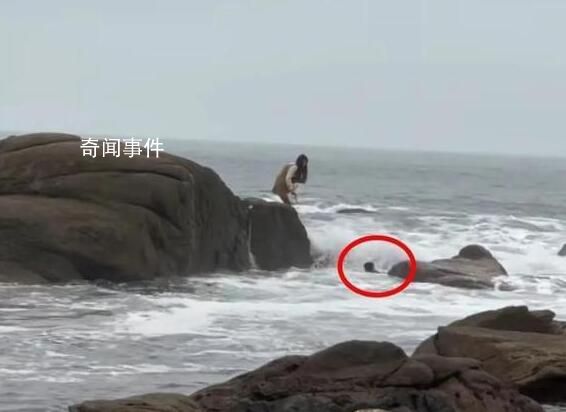 兩女生海邊拍照險被漲潮卷走 所幸兩人最終平安上岸