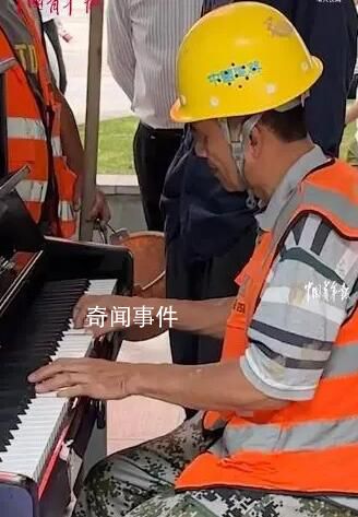 深圳農民工路邊即興彈奏鋼琴 引發了廣大網友的關注