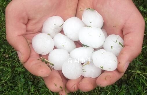 密集落下!實(shí)拍北京多地突降冰雹