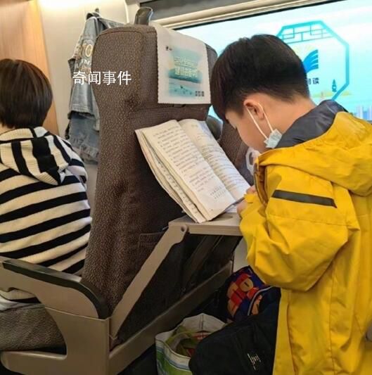 春假首日孩子們在高鐵上刷卷子 有一波提前出發的已經抵達各處景點
